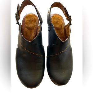 B.O.C. Born Women’s Cecila Platform Clog Navy Size-9